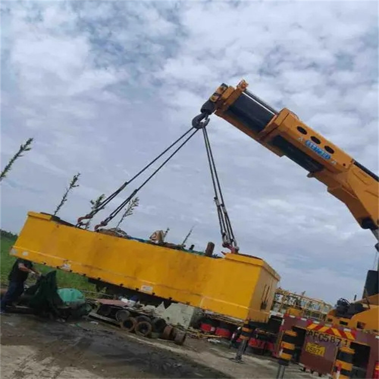 枣阳吊运集装箱的吊车